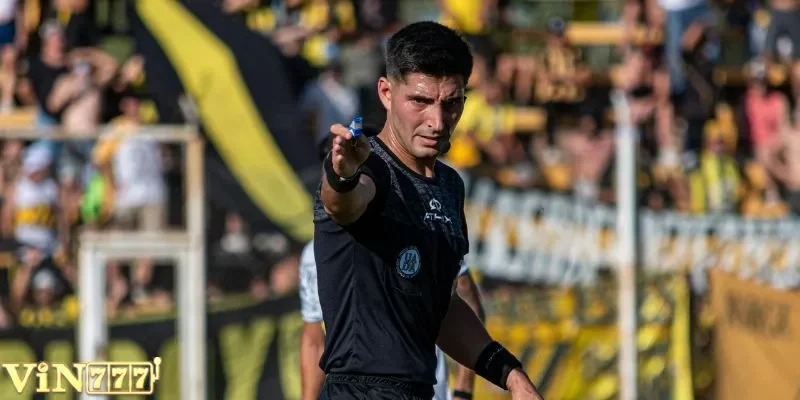 Trọng tài là nhân vật cần quan tâm khi chơi kèo thẻ phạt